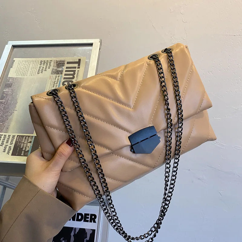 Bolso de hombro de mujer, diseño moderno y funcional. Ideal para el uso diario. Piel sintética.