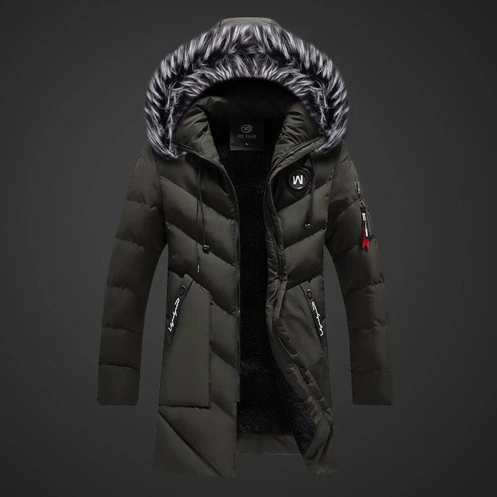 Hombre vistiendo abrigo de invierno con capucha. Estilo casual, cálido y cómodo para la moda masculina invernal.