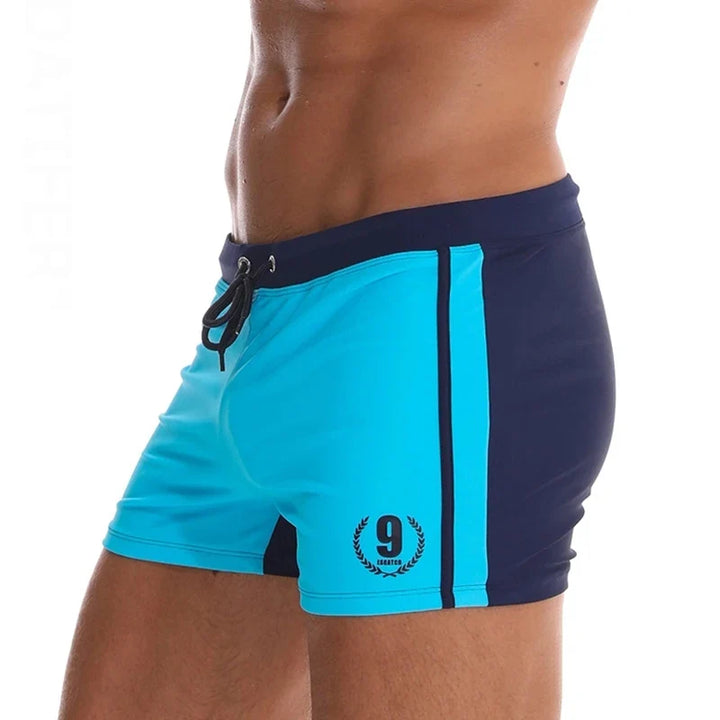 Primer plano de bañador hombre secado rápido. Bóxer deportivo para piscina, playa y natación.