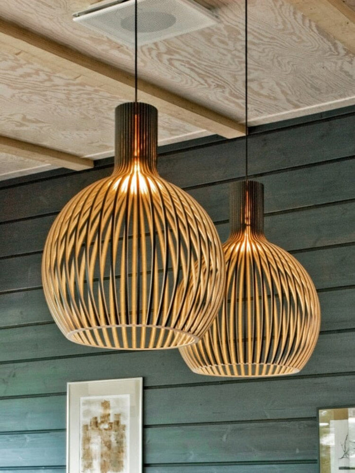 Iluminación decorativa: lámpara de techo estilo jaula de madera, ideal para el hogar.