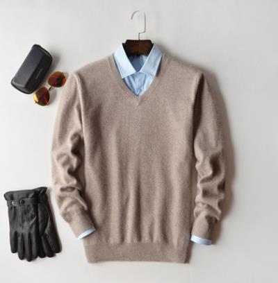 Suave jersey de hombre gris, cuello V. Ideal para estilo casual de otoño, aporta comodidad y moda.