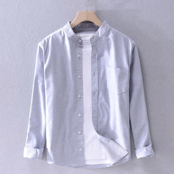 Camisa de hombre con cuello mao de moda, corte recto, tendencia actual en moda masculina casual.