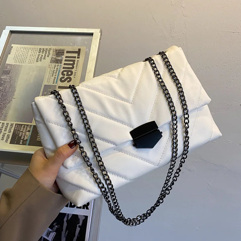 Bolso de hombro elegante y sofisticado para mujer. Accesorio de moda versátil para uso diario.