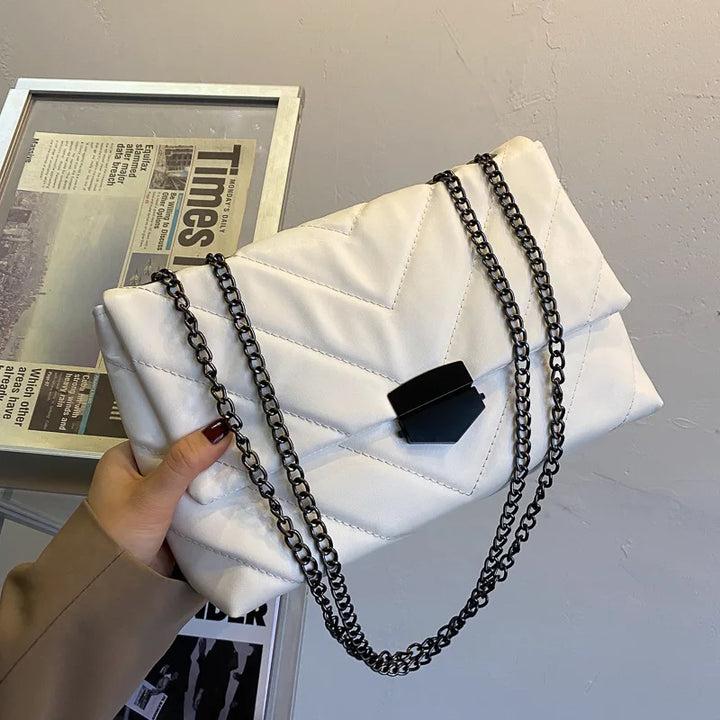 Bolso de hombro elegante y sofisticado para mujer. Accesorio de moda versátil para uso diario.