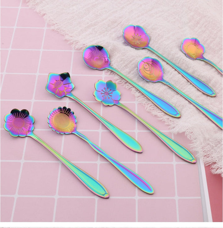 Cucharitas florales Florin sobre mesa elegante, listas para café y postre. Un juego de cubiertos con estilo.