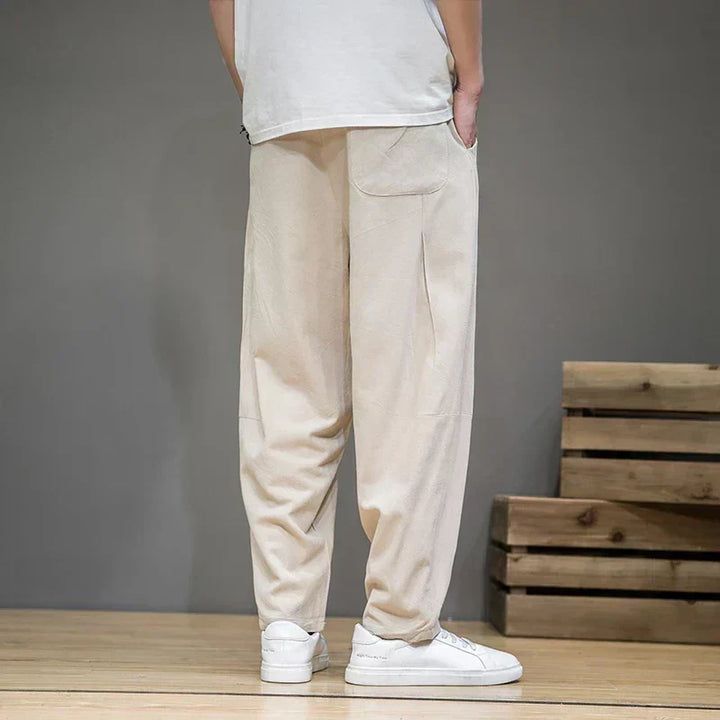 Moda de verano masculina: Pantalones harem relajados y frescos para viajes y uso diario.