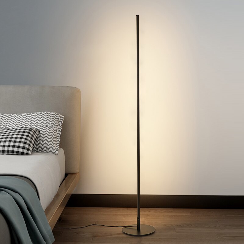 Lámpara de pie LED de bajo consumo, diseño minimalista con tubo delgado de aluminio, elegante para cualquier habitación.