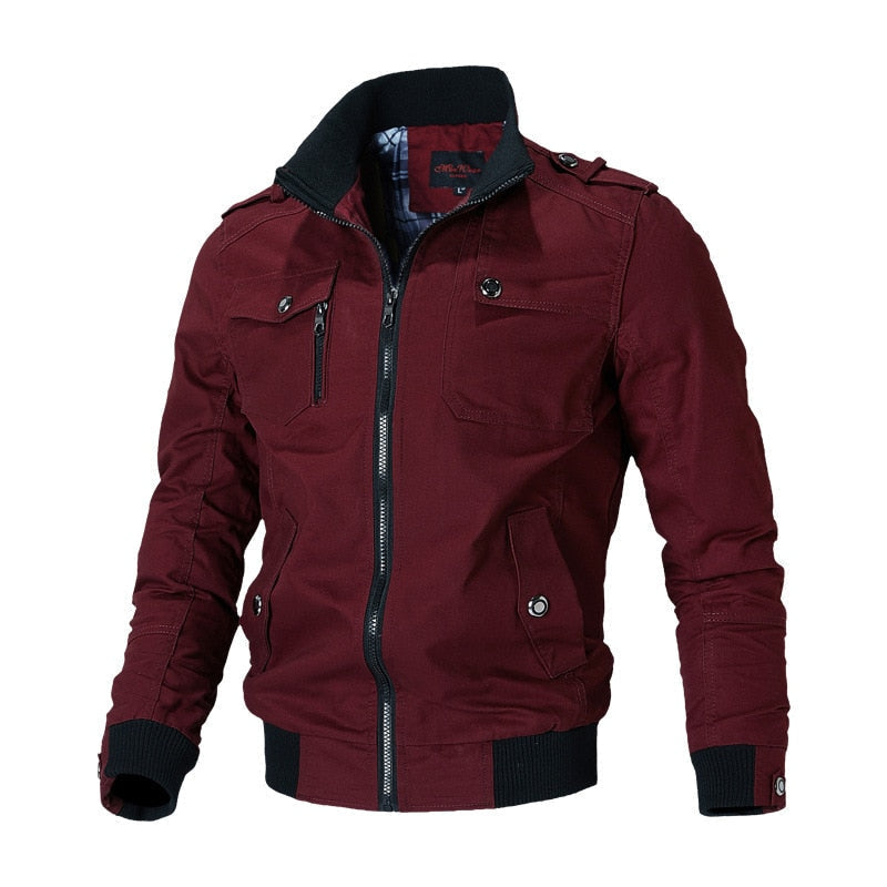 Hombre vistiendo chaqueta de invierno moderna con cuello alto. Abrigo casual perfecto para moda masculina.