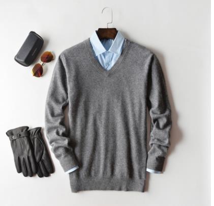Moda invierno: jersey suave de hombre, azul marino, cuello redondo. Confort garantizado, estilo elegante.