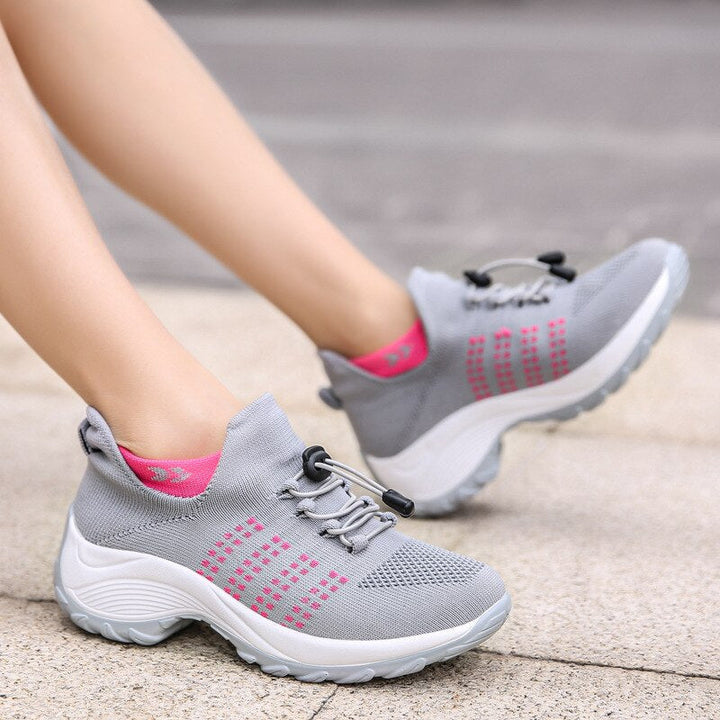 Primer plano de zapatillas ortopédicas de mujer, mostrando el soporte de arco y la plantilla ergonómica de confort.