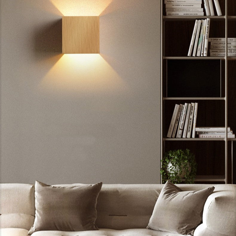 Iluminación LED de pared nórdica. Lámpara moderna con luz cálida/fría para interiores, optimizando el ahorro de energía.