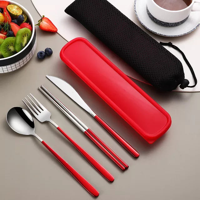 Mesa puesta con set de cubiertos de acero inoxidable 304, vajilla moderna y lujosa para cualquier comedor.