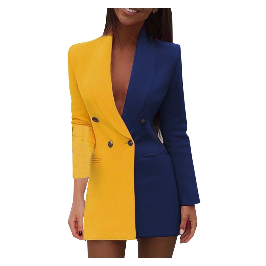 Elegante vestido blazer color block de mujer con doble botonadura. Diseño moderno y chic, perfecto para eventos formales.
