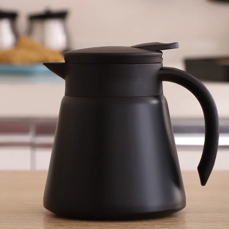 Primer plano de una jarra térmica de acero inoxidable, con diseño moderno. Aislamiento al vacío para café y té.