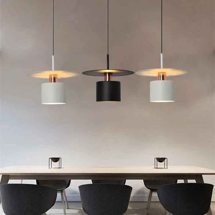 Lámpara colgante de diseño minimalista. Luz LED cálida para decorar tu comedor o salón. Iluminación moderna y hogar.