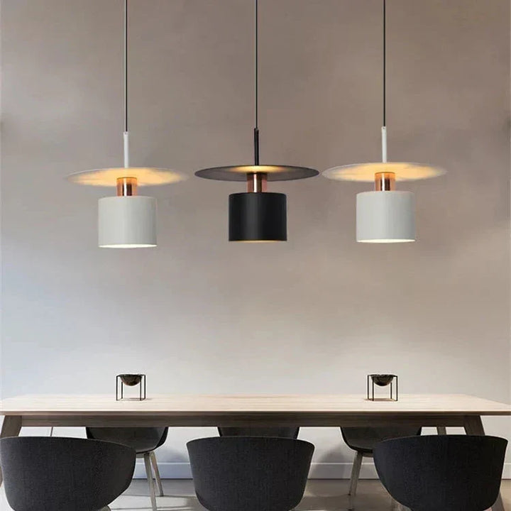 Lámpara colgante de diseño minimalista. Luz LED cálida para decorar tu comedor o salón. Iluminación moderna y hogar.