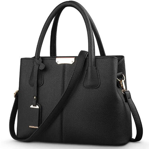 Bolso de hombro moderno sobre escritorio de oficina, destacando su funcionalidad y estilo profesional para la mujer.