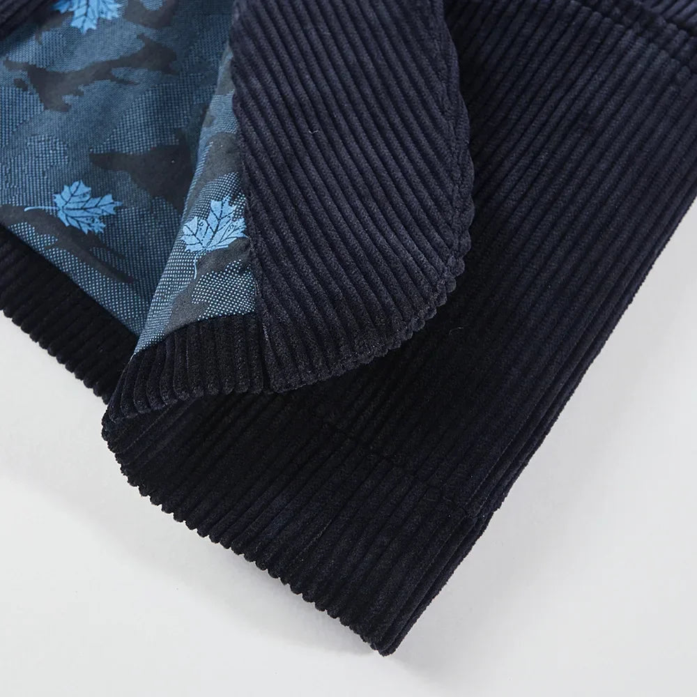 Blazer formal para hombre con diseño distintivo y forro floral. Ropa masculina elegante y versátil.