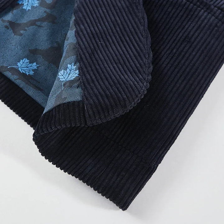Blazer formal para hombre con diseño distintivo y forro floral. Ropa masculina elegante y versátil.