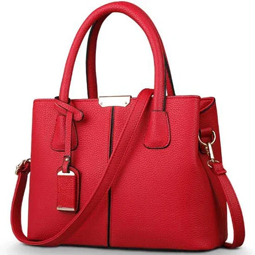 Vista lateral del bolso de hombro para mujer, mostrando su forma estructurada y correa ajustable para mayor confort.