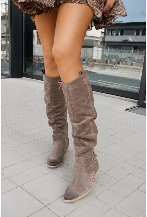 Detalle de bota alta de ante para mujer, estilo sofisticado y confortable.