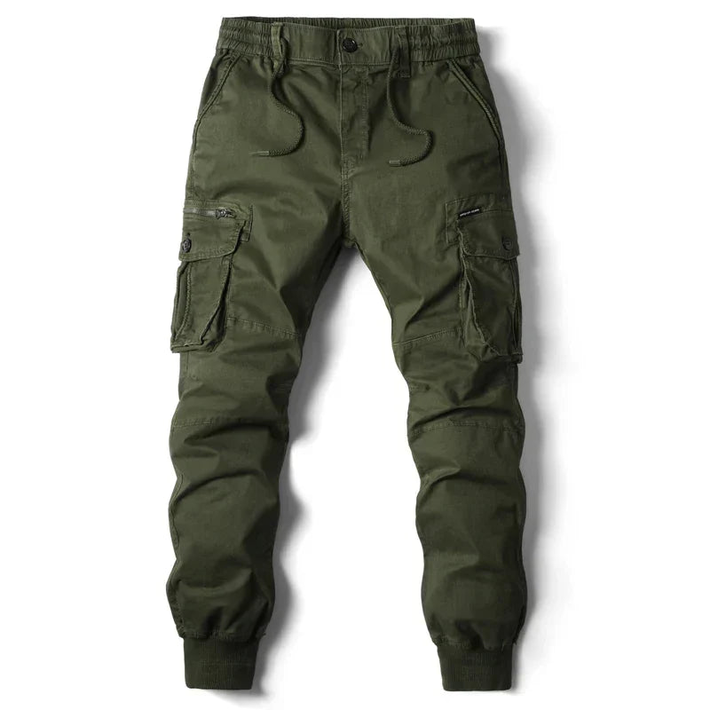 Detalle del pantalón jogger cargo ARLO de hombre, mostrando amplios bolsillos laterales y cintura elástica.
