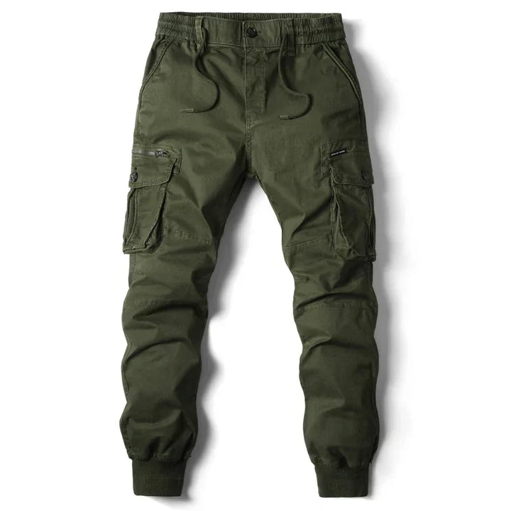 Detalle del pantalón jogger cargo ARLO de hombre, mostrando amplios bolsillos laterales y cintura elástica.