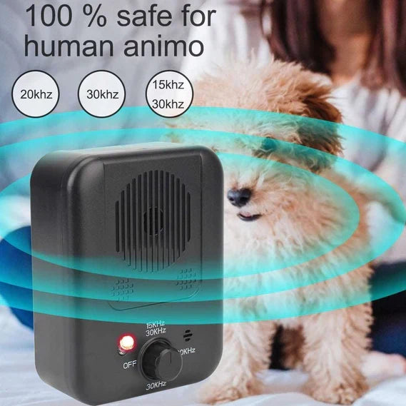 Compacto dispositivo antiladridos para perros, entrenamiento gentil con tecnología ultrasónica para un hogar silencioso.
