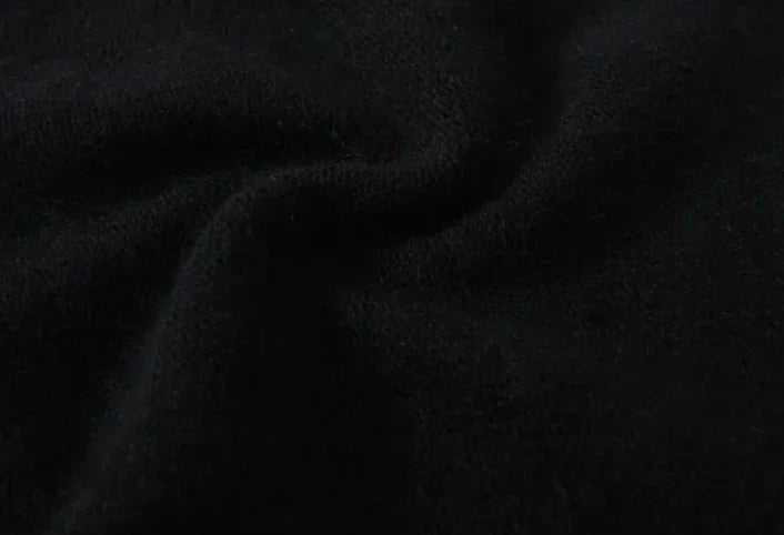 Gorro de moda femenina, tejido de punto. Gorro de invierno moderno y cálido para mujer.