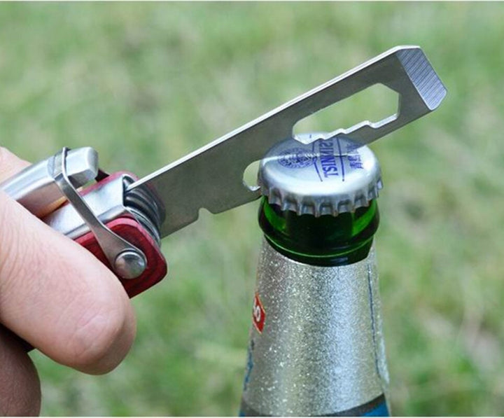 Martillo de aventura multifuncional, herramienta esencial de acero para camping y supervivencia.