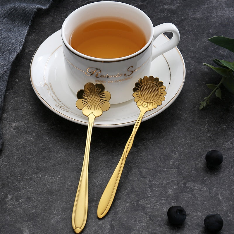 Detalle de mango floral en cuchara Florin. Diseño único que realza tu vajilla y juego de cubiertos.