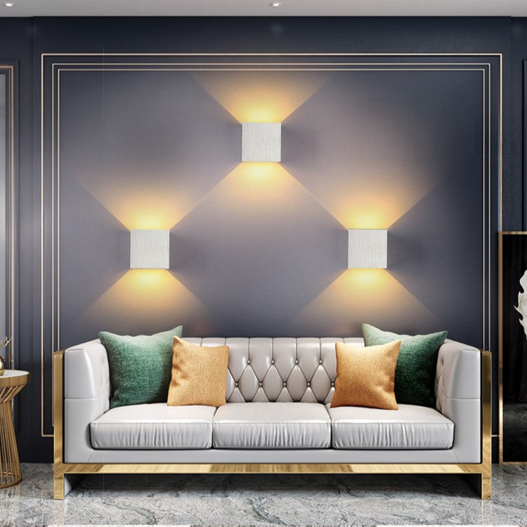 Decoración moderna con luminaria LED de pared. Aporta luz cálida o fría, ideal para crear un ambiente nórdico en interiores.