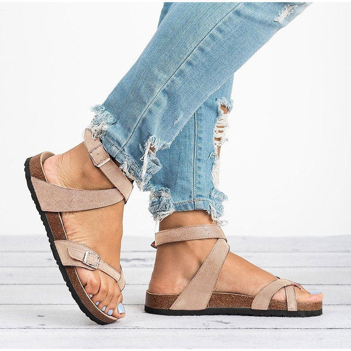 Sandalias doradas de mujer, planas y cómodas. Esenciales de verano para un estilo elegante y casual.
