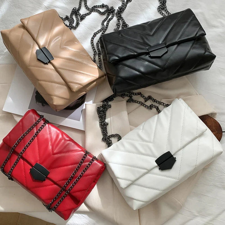 Mujer luciendo bolso de hombro sofisticado y moderno. Accesorio elegante para un look versátil.