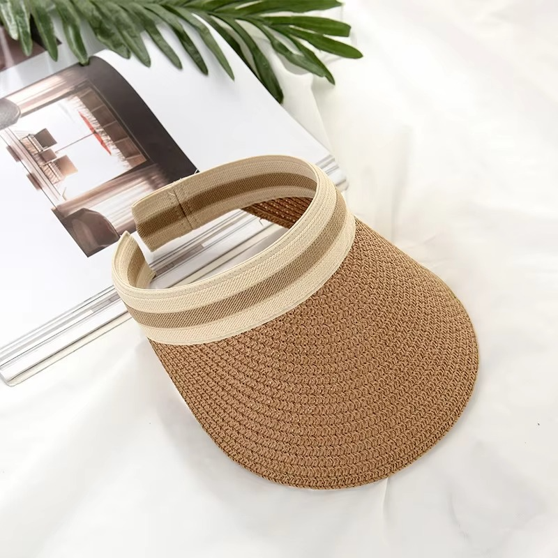 Diseño moderno de visera ajustable con ala ancha, perfecta para bloquear el sol y proteger la piel.