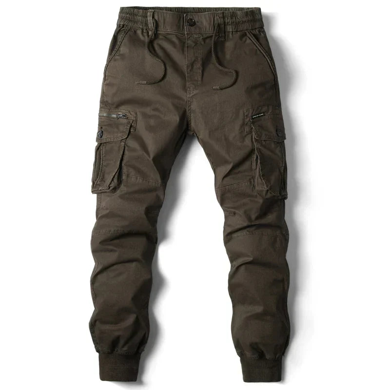 Pantalón jogger cargo ARLO negro para hombre, estilo moderno y casual, con prácticos bolsillos funcionales.