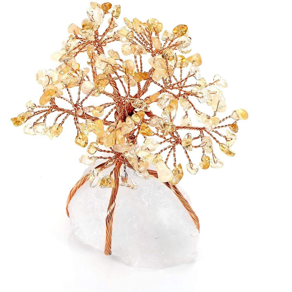Detalle de bonsái Feng Shui de cristal, gema amatista para armonía y energía en el hogar.