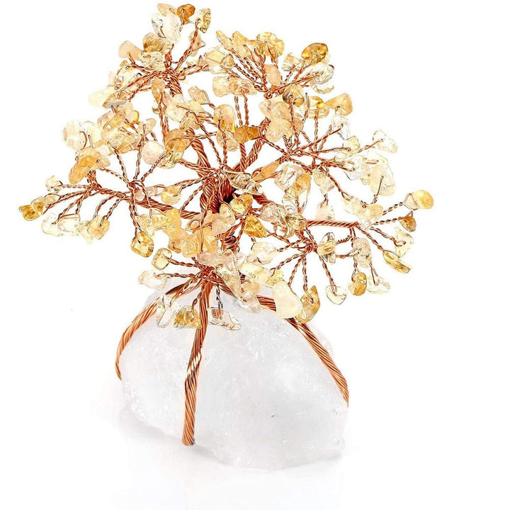 Detalle de bonsái Feng Shui de cristal, gema amatista para armonía y energía en el hogar.