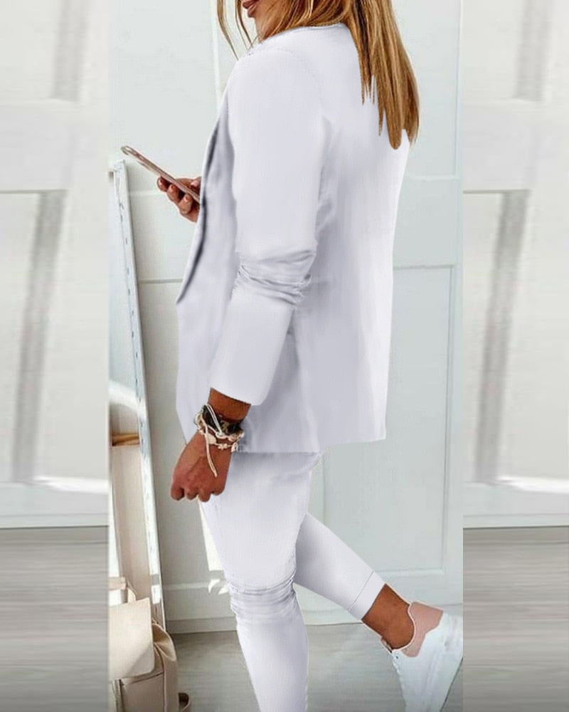 Conjunto de dos piezas para mujer: blazer y joggers casuales. Estilo moderno y elegante de primavera.