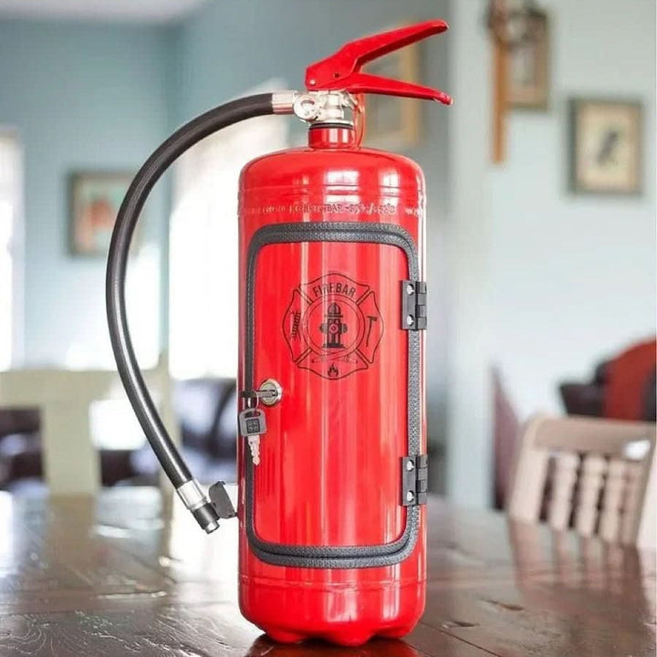Mini bar oculto en extintor rojo, ideal para almacenamiento discreto de bebidas y licores en casa.