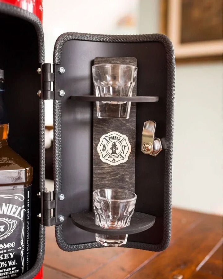 Extintor decorativo rojo. Mini bar oculto con espacio para licores, vasos y accesorios. Organización elegante.