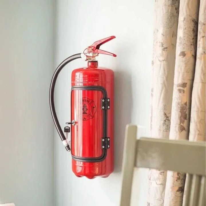 Bar en casa con estilo. Extintor decorativo rojo con mini bar secreto. Almacenamiento único y práctico.