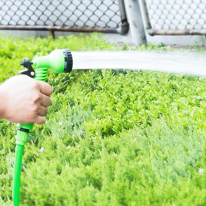 Manguera flexible de látex con pistola rociadora multiusos, ideal para riego de jardín y limpieza exterior del hogar.