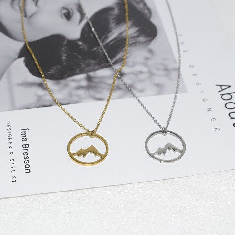 Joyería para mujer: collar de montaña plateado, símbolo de fuerza y conexión natural.