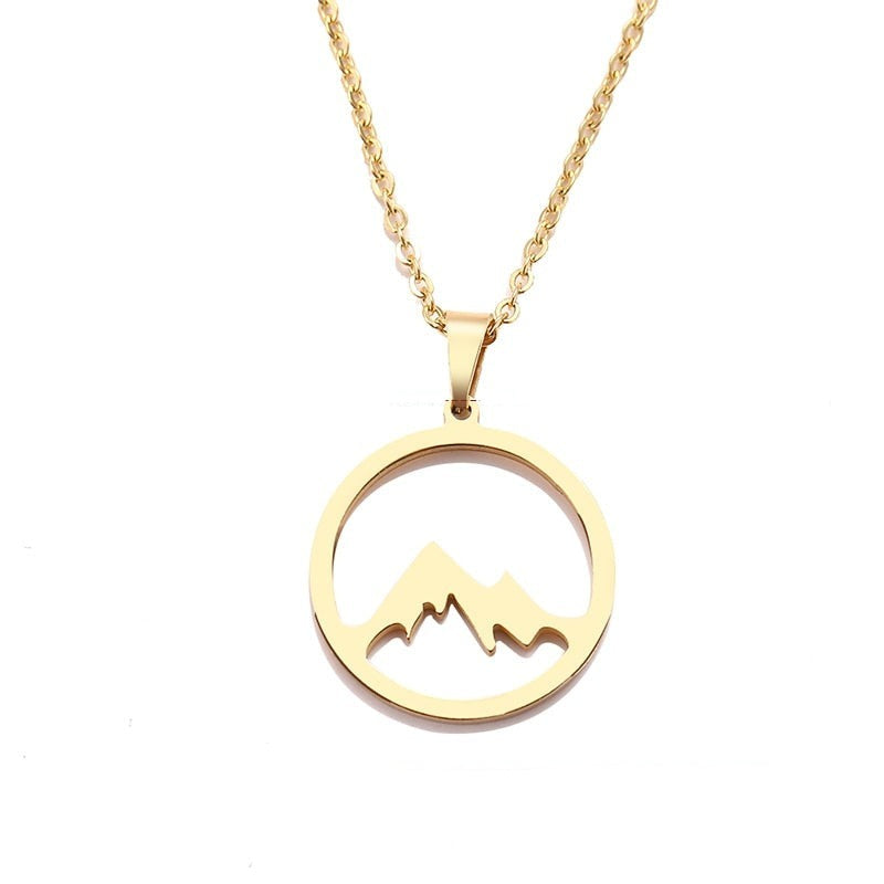 Collar montaña minimalista acero inoxidable para mujer, símbolo aventura y fuerza.