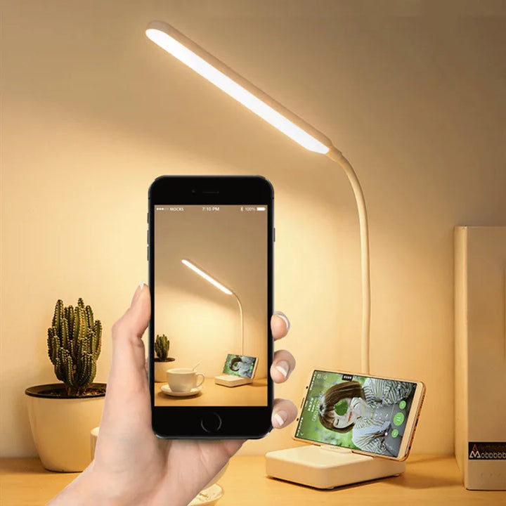 Lámpara de mesa LED regulable con cuidado ocular, ideal para escritorio de estudio u oficina. Soporte móvil, USB recargable.