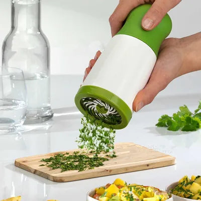 Práctico rallador de acero inoxidable para cocina, con cuchillas afiladas para quesos y vegetales frescos.