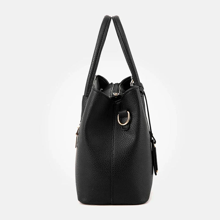 Mujer elegante llevando un bolso de hombro chic en la ciudad, accesorio de moda femenino perfecto para su estilo diario.