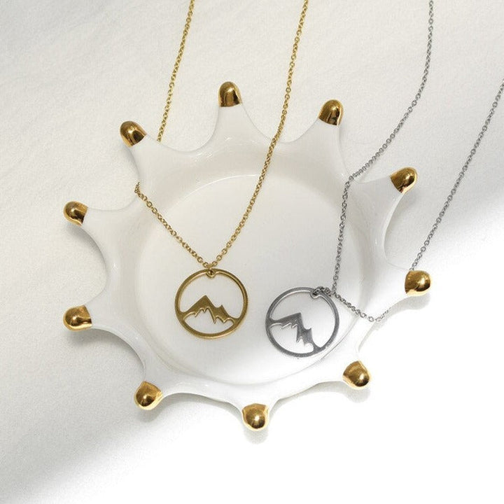 Collar minimalista de montaña en oro rosa, para la mujer aventurera y elegante.