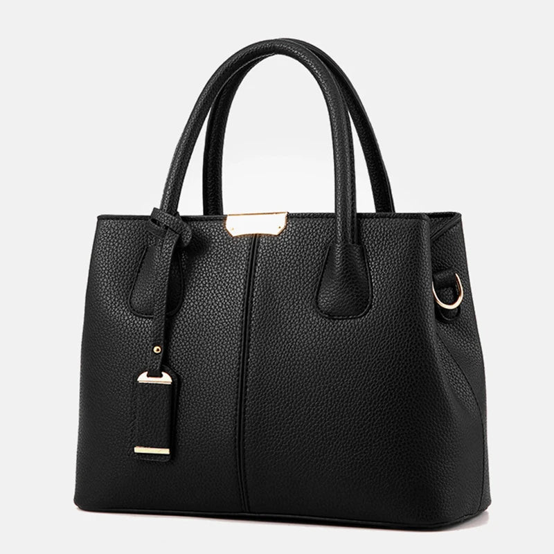 Interior organizado del bolso de hombro espacioso, con compartimentos para cartera, móvil y portátil.